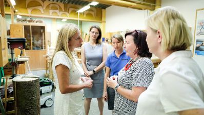 Am 26. Juli 2018 reiste Bundesministerin Juliane Bogner-Strauß (l.) im Zuge eines Bundesländertags nach Oberösterreich. Im Bild zu Besuch beim Verein für Frauen und Qualifikation.