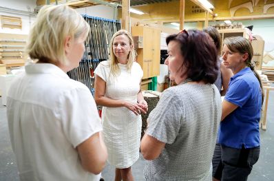 Am 26. Juli 2018 reiste Bundesministerin Juliane Bogner-Strauß (2.v.l.) im Zuge eines Bundesländertags nach Oberösterreich. Im Bild zu Besuch beim Verein für Frauen und Qualifikation.