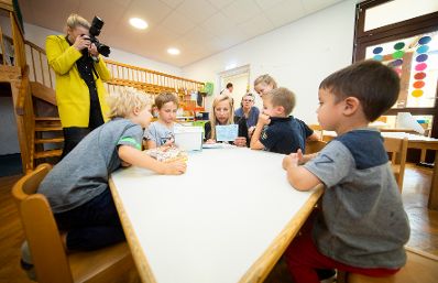 Am 31. August 2018 reiste Bundesministerin Juliane Bogner-Strauß im Zuge eines Bundesländertags in die Steiermark. Im Bild beim Besuch der betrieblichen Kinderbetreuung der Karl-Franzens-Universität Graz.