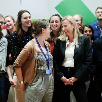 Am 2. September 2018 nahm Bundesministerin Juliane Bogner-Strauß (r.) an der Jugendkonferenz der Europäischen Union teil.