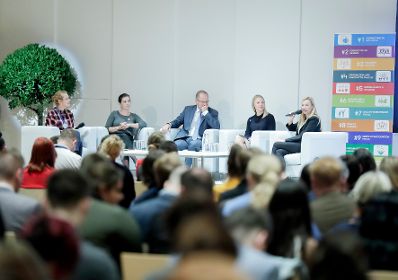 Am 4. September 2018 nahm Bundesministerin Juliane Bogner-Strauß (r.) an der Jugendkonferenz der Europäischen Union teil. Im Bild mit EU-Kommissar Tibor Navracsics (m.) und Anna Widegren (2.v.r.).