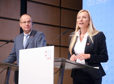 Am 3. September 2018 nahm Bundesministerin Juliane Bogner-Strauß (r.) an der Informellen Tagung der Jugendministerinnen und -minister teil. Im Bild mit EU-Kommissar Tibor Navracsics (l.).