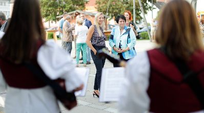 Am 6. September 2018 reiste Bundesministerin Juliane Bogner-Strauß (l.) im Zuge eines Bundesländertags ins Burgenland. Im Bild beim Empfang am Hauptplatz Oberpullendorf.