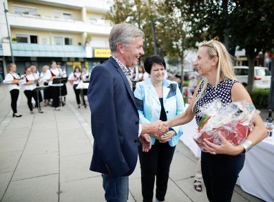 Am 6. September 2018 reiste Bundesministerin Juliane Bogner-Strauß (r.) im Zuge eines Bundesländertags ins Burgenland. Im Bild beim Empfang am Hauptplatz Oberpullendorf.