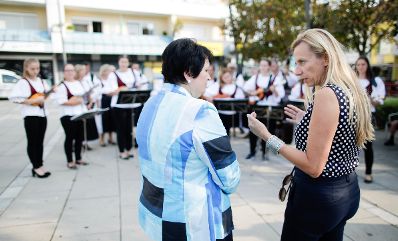 Am 6. September 2018 reiste Bundesministerin Juliane Bogner-Strauß (r.) im Zuge eines Bundesländertags ins Burgenland. Im Bild beim Empfang am Hauptplatz Oberpullendorf.