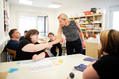 Am 6. September 2018 reiste Bundesministerin Juliane Bogner-Strauß (r.) im Zuge eines Bundesländertags ins Burgenland. Im Bild beim Besuch der Förderwerkstätte "Rettet das Kind".