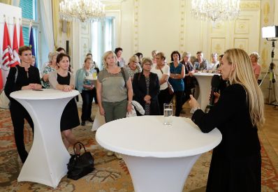 Am 14. September 2018 waren die Weizer Bezirksdamen zu Besuch bei Bundesministerin Juliane Bogner-Strauß (r.).