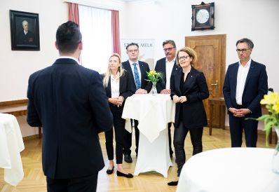 Am 24. September 2018 reiste Bundesministerin Juliane Bogner-Strauß (l.) anlässlich eines Bundesländertags nach Niederösterreich. Im Bild beim Empfang im Rathaus in Melk.