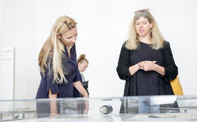 Am 27. September 2018 besuchte Bundesministerin Juliane Bogner-Strauß (l.) die Ausstellung "40 Jahre Wiener Frauenhäuser" im Volkskundemuseum.