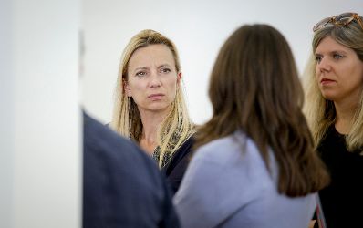 Am 27. September 2018 besuchte Bundesministerin Juliane Bogner-Strauß (l.) die Ausstellung "40 Jahre Wiener Frauenhäuser" im Volkskundemuseum.