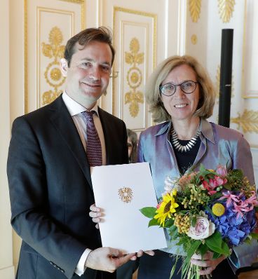 Am 8. Oktober 2018 überreichte Jakob Calice (l.) den Käthe-Leichter-Preis für Frauenforschung, Geschlechterforschung und Gleichstellung in der Arbeitswelt an Kerstin Witt-Löw (r.).