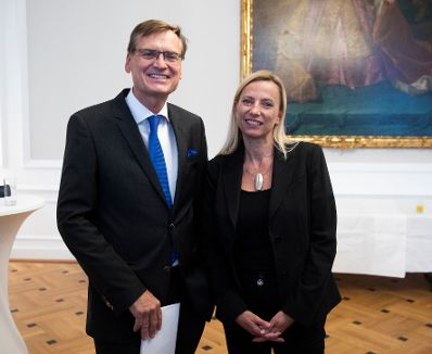 Am 8. Oktober 2018 überreichte Bundesministerin Juliane Bogner-Strauß (r.) den Medienpreis für Kinderrechte.