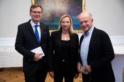 Am 8. Oktober 2018 überreichte Bundesministerin Juliane Bogner-Strauß (m.) den Medienpreis für Kinderrechte.
