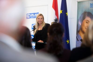 Am 8. Oktober 2018 überreichte Bundesministerin Juliane Bogner-Strauß (im Bild) den Medienpreis für Kinderrechte.