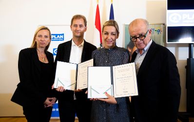 Am 8. Oktober 2018 überreichte Bundesministerin Juliane Bogner-Strauß (l.) den Medienpreis für Kinderrechte.