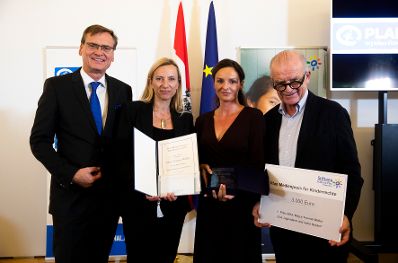 Am 8. Oktober 2018 überreichte Bundesministerin Juliane Bogner-Strauß (2.v.l.) den Medienpreis für Kinderrechte.