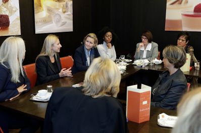 Am 9. Oktober 2018 nahm Bundesministerin Juliane Bogner-Strauß (2.v.l.) an einem Frühstück des Forums "Frau im Österreichischen Gewerbeverein" teil.