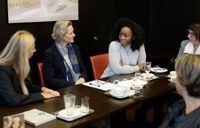 Am 9. Oktober 2018 nahm Bundesministerin Juliane Bogner-Strauß (l.) an einem Frühstück des Forums "Frau im Österreichischen Gewerbeverein" teil.