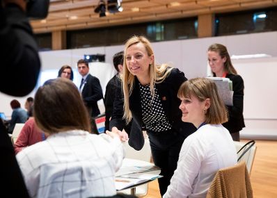 Am 12. Oktober 2018 nahm Bundesministerin Juliane Bogner-Strauß (m.) anlässlich des Österreichischen Vorsitzes im Rat der Europäischen Union an der Informellen Tagung der Gleichstellungsministerinnen und -minister teil.