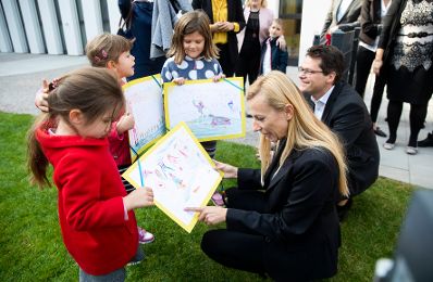 Am 17. Oktober 2018 nahm Bundesministerin Juliane Bogner-Strauß (2.v.r.) an der Eröffnung des Kindergartens Sonneninsel am Austria Campus teil. Im Bild mit Stadtrat Jürgen Czernohorszky (r.).