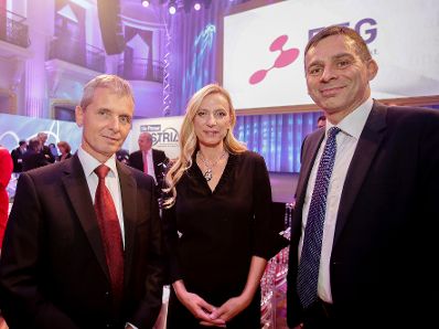 Am 23. Oktober 2018 nahm Bundesministerin Juliane Bogner-Strauß (m.) an der Austria'18-Gala teil. Im Bild mit dem Vorsitzenden des Aufsichtsrates der Styria Media Group Friedrich Santner (l.).