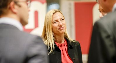 Am 22. Oktober 2018 nahm Bundesministerin Juliane Bogner-Strauß (m.) an der Podiumsdiskussion im Management Club teil.