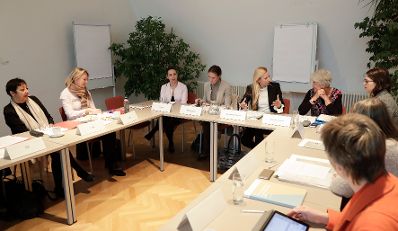 Am 24. Oktober 2018 nahm Bundesministerin Juliane Bogner-Strauß an der Sitzung der interministeriellen Arbeitsgruppe für Gleichbehandlungsfragen teil.