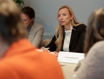 Am 24. Oktober 2018 nahm Bundesministerin Juliane Bogner-Strauß (r.) an der Sitzung der interministeriellen Arbeitsgruppe für Gleichbehandlungsfragen teil.