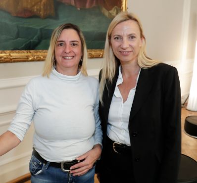 Am 26. Oktober 2018 empfing Bundesministerin Juliane Bogner-Strauß (r.) im Rahmen des Nationalfeiertags Besucherinnen und Besucher im Bundeskanzleramt.