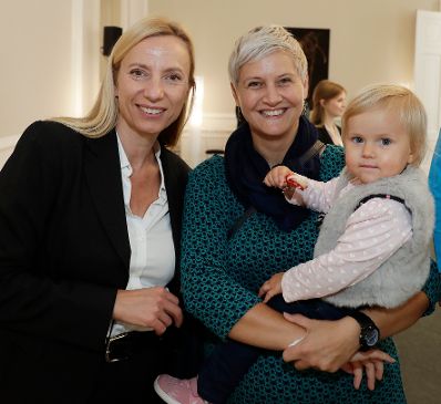 Am 26. Oktober 2018 empfing Bundesministerin Juliane Bogner-Strauß (l.) im Rahmen des Nationalfeiertags Besucherinnen und Besucher im Bundeskanzleramt.
