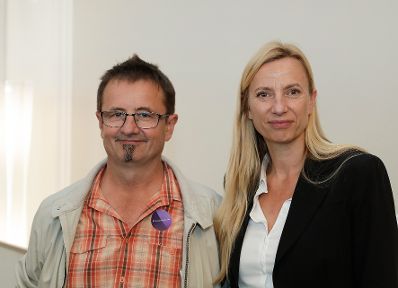 Am 26. Oktober 2018 empfing Bundesministerin Juliane Bogner-Strauß (r.) im Rahmen des Nationalfeiertags Besucherinnen und Besucher im Bundeskanzleramt.