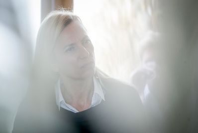 Am 29. Oktober 2018 reiste Bundesministerin Juliane Bogner-Strauß (im Bild) anlässlich eines Bundesländertags ins Burgenland. Im Bild zu Besuch bei "Das Mundwerk" und Bloggerin Melanie Limbeck.