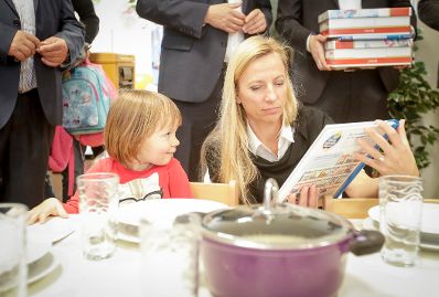 Am 29. Oktober 2018 reiste Bundesministerin Juliane Bogner-Strauß (r.) anlässlich eines Bundesländertags ins Burgenland. Im Bild beim Besuch der Volksschule Gattendorf.