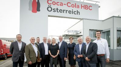 Am 29. Oktober 2018 reiste Bundesministerin Juliane Bogner-Strauß (6.v.r.) anlässlich eines Bundesländertags ins Burgenland. Im Bild beim Betriebsbesuch von "Coca-Cola HBC Österreich".