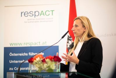 Am 30. Oktober 2018 nahm Bundesministerin Juliane Bogner-Strauß (im Bild) am CEO Business Lunch im Bundeskanzleramt teil.