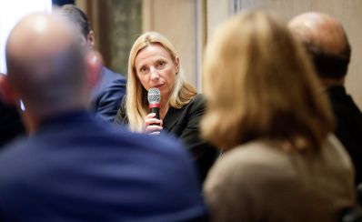 Am 5. November 2018 nahm Bundesministerin Juliane Bogner-Strauß (m.) an der Podiumsdiskussion "Diversität als Asset für den Standort" im Haus der Industrie teil.