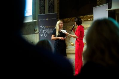 Am 6. November 2018 nahm Bundesministerin Juliane Bogner-Strauß (l.) am Gala-Abend der MedienLÖWINNEN 2018 im Haus der Industrie teil. Im Bild mit der Moderatorin Sonja Kato-Mailath-Pokorny (r.).