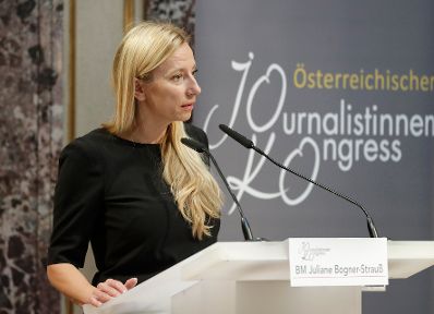 Am 7. November 2018 sprach Bundesministerin Juliane Bogner-Strauß (im Bild) die Begrüßungsworte beim Journalistinnenkongress 2018 „20 years ago - 20 years ahead - Rückschritt oder Vormarsch“.