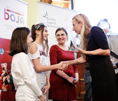 Am 7. November 2018 überreichte Bundesministerin Juliane Bogner-Strauß (r.) den Österreichischen Jugendpreis 2018.