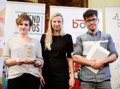 Am 7. November 2018 überreichte Bundesministerin Juliane Bogner-Strauß (m.) den Österreichischen Jugendpreis 2018.