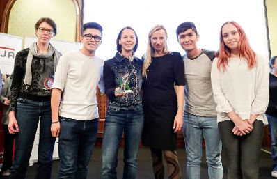 Am 7. November 2018 überreichte Bundesministerin Juliane Bogner-Strauß (3.v.r.) den Österreichischen Jugendpreis 2018.