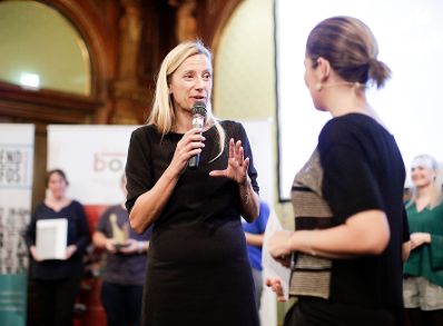 Am 7. November 2018 überreichte Bundesministerin Juliane Bogner-Strauß (l.) den Österreichischen Jugendpreis 2018.