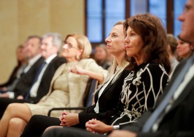 Am 12. November 2018 nahm Bundesministerin Juliane Bogner-Strauß (3.v.r.) an der Podiumsdiskussion bei der Enquete „100 Jahre Frauenwahlrecht" teil.