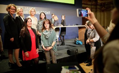 Am 12. November 2018 nahm Bundesministerin Juliane Bogner-Strauß an der Podiumsdiskussion bei der Enquete „100 Jahre Frauenwahlrecht" teil.
