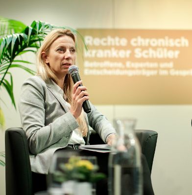 Am 13. November 2018 nahm Bundesministerin Juliane Bogner-Strauß (im Bild) an der Podiumsdiskussion „Rechte chronisch kranker Schüler“ teil.