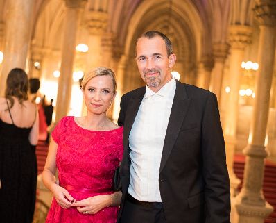 Am 16. November 2018 besuchte Bundesministerin Juliane Bogner-Strauß (l.) die LOOK-Gala im Wiener Rathaus. Im Bild mit ihrem Gatten Erik Bogner (r.).