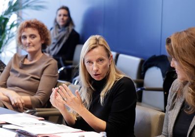 Am 22. November 2018 nahm Bundesministerin Juliane Bogner-Strauß (m.) am Vernetzungstreffen zum Thema Betriebliche Kinderbetreuung teil.