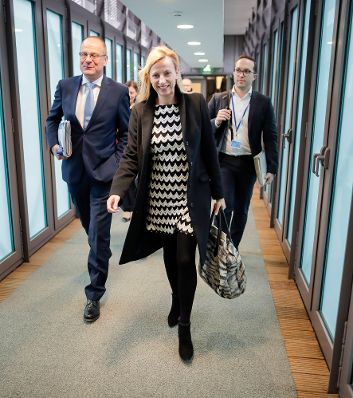 Am 26. November 2018 setzte Bundesministerin Juliane Bogner-Strauß (m.) ihre Reise nach Brüssel anlässlich des Formellen Jugendrates fort. Im Bild mit EU-Kommissar Tibor Navracsics (l.).