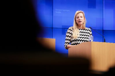 Am 26. November 2018 setzte Bundesministerin Juliane Bogner-Strauß ihre Reise nach Brüssel anlässlich des Formellen Jugendrates fort. Im Bild bei der Pressekonferenz.
