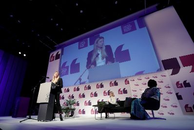 Am 27. November 2018 reiste Bundesministerin Juliane Bogner-Strauß (l.) anlässlich des Women Leaders Global Forum nach Island.